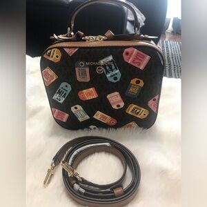 Michael kors
Jet Set Medium Printed Logo Crossbody Bag